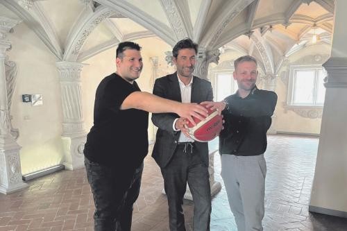 Georgios Nalpantis, Matthias Klopfer und Christoffer Mörbe (v.l.n.r.) halten zusammen einen Basketball in den Händen.