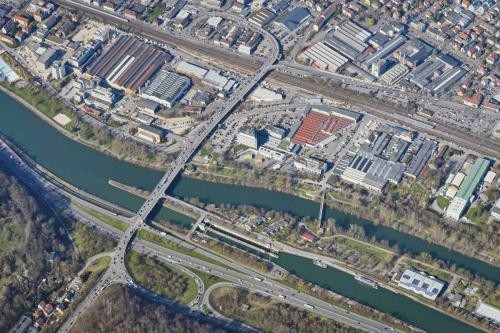 Blick aus der Luft auf die Adenauerbrücke, die über die B10 und den Neckar führt