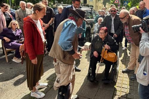 Gunter Demnig zeigt Anne Marie Willmann den Stolperstein für ihre Schwetser