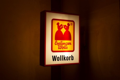 Leuchtreklame-Schild für Esslinger Wolle, mit der Aufschrift Wollkorb, in der Ausstellung "Surface Treatments – 150 Jahre Zeit"