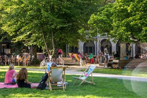 Menschen chillen im Liegestuhl und auf Picknickdecken im Merkelpark neben der Villa Merkel in Esslingen