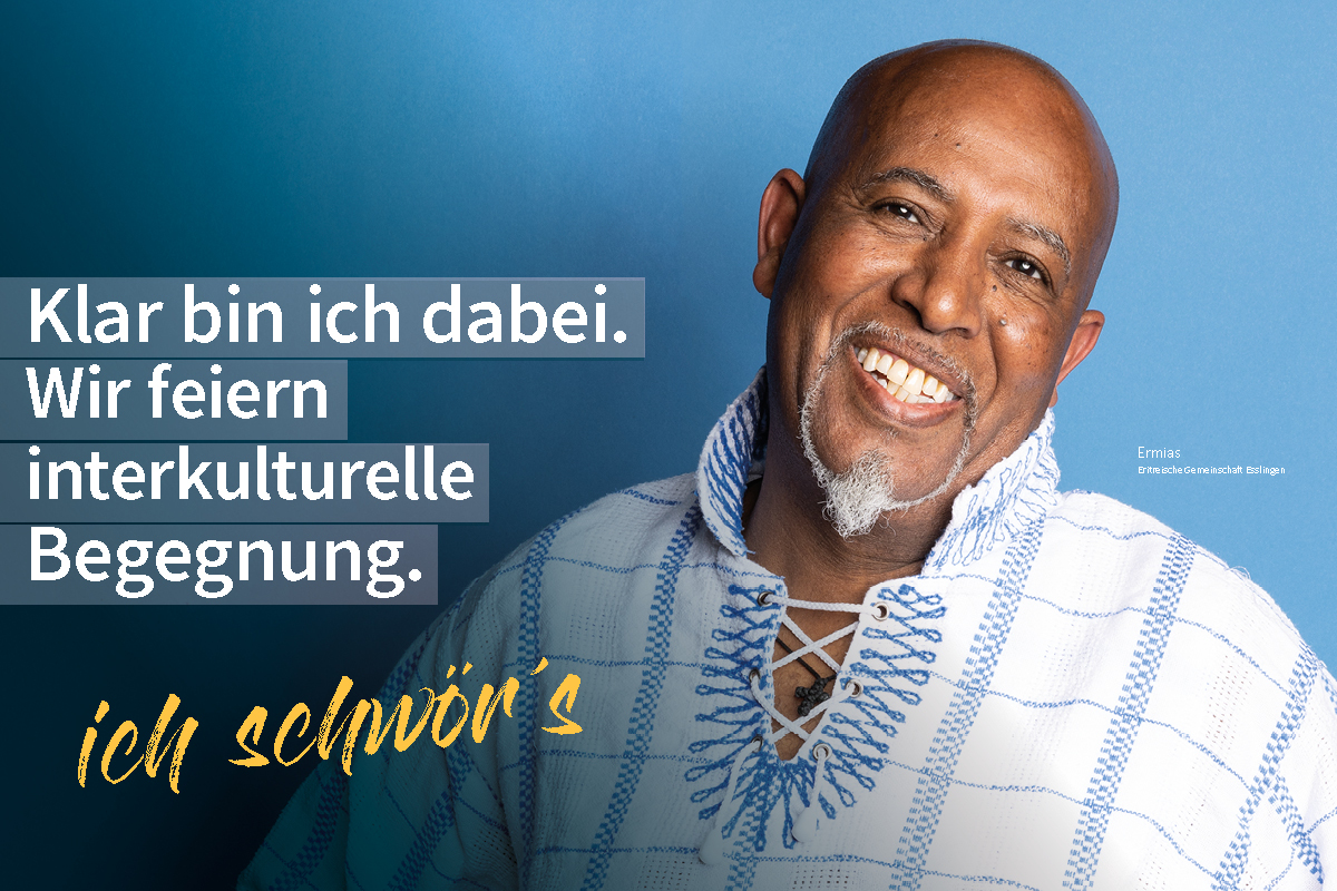 Portrait eines lächelnden Eritreers. Text: Klar bin ich dabei. Wir feiern interkulturelle Begegnung. Ich schwör's