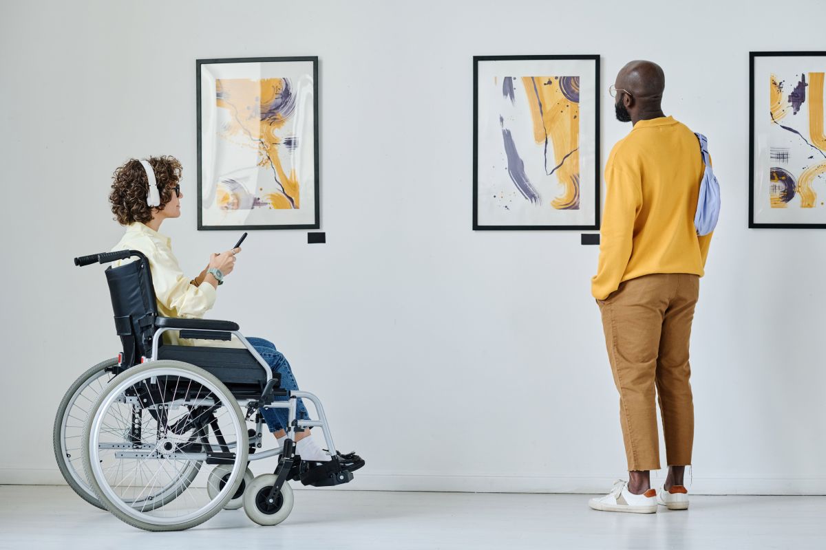 Rollstuhlfahrerin in einer Galerie