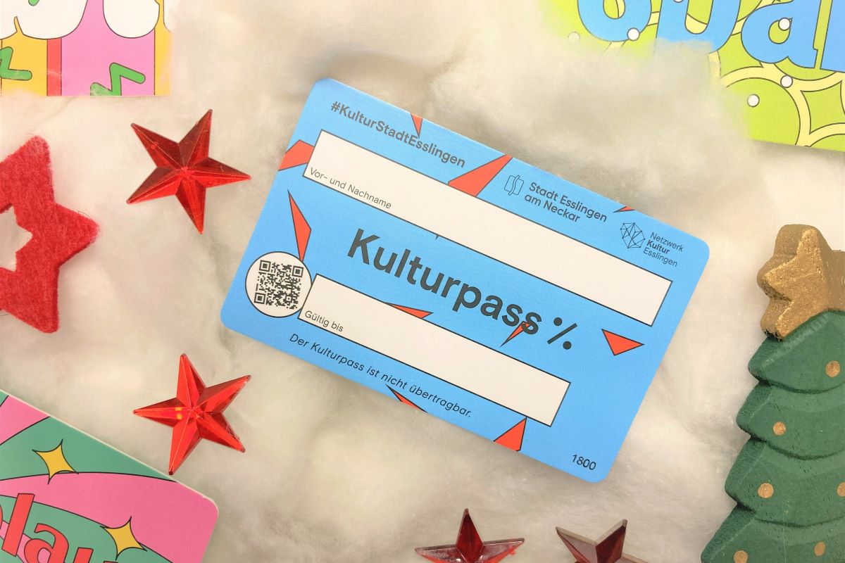 Kulturpass-Skonto-Karte im Scheckkartenformat in weihnachtlicher Dekoration