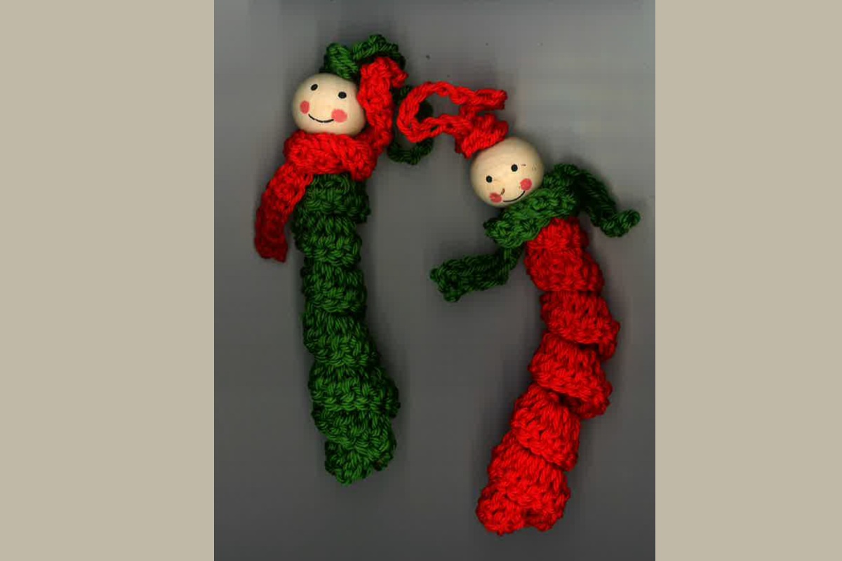Gehäkelte Würmchen in den Stadtfarben rot und grün.