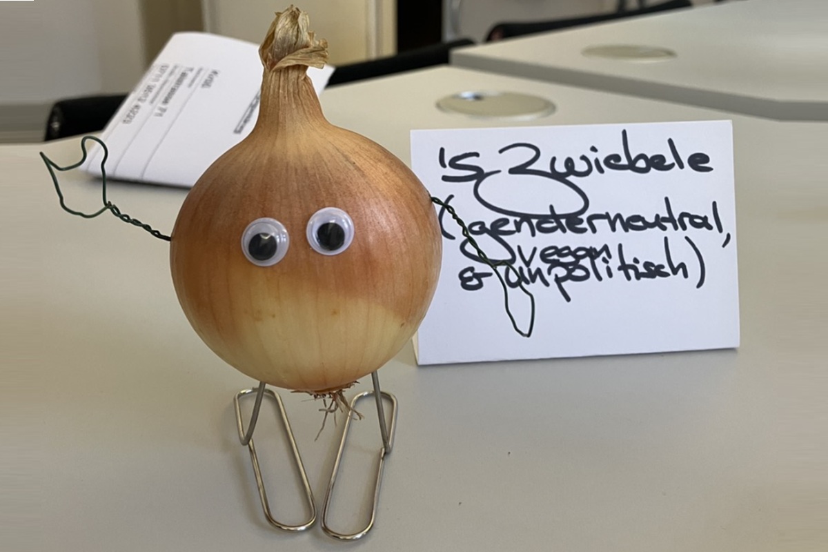 Echte Zwiebel mit Wackelaugen, Armen und Beinen aus Büroklammern