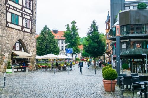Blick auf die Bahnhoffstraße in Richtung Marktplatz, links ist der Schelztorturm mit Außenbestuhlung zu sehen