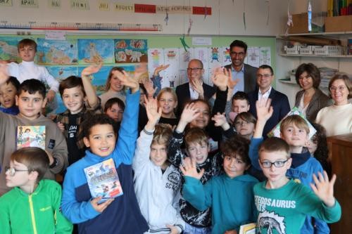 Kinder der Herderschule freuen sich über die Bücherspende der KSK Bildungsstiftungder 