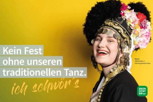 Junge Frau mit prächtigem traditionellen Kopfschmuck. Text: Kein Fest ohne unseren traditionellen Tanz. ich schwör's