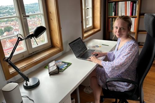 Liana Kraft am Schreibtisch mit toller Aussicht auf Esslingen.