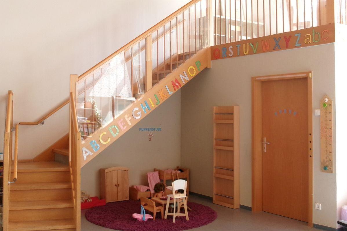 Hochebene Die Treppe zur Hochebene im Gruppenraum der städtischen Kita Auenweg