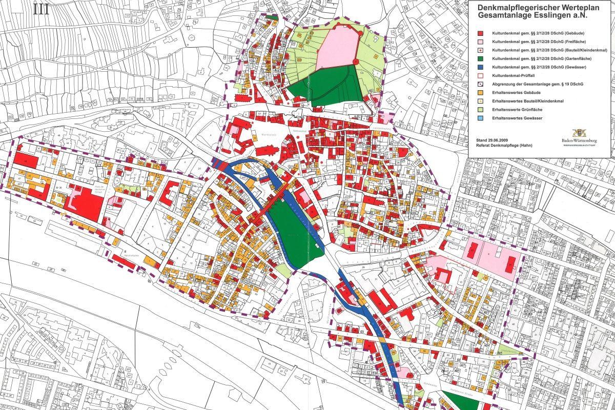 Plan der Gesamtanlage Esslingen am Neckar, auf dem Kulturdenkmäler, erhaltenswerte Gebäude und Grünflächen der Innenstadt verzeichnet sind.