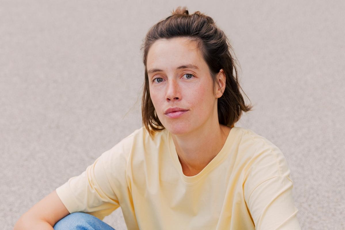 Katharina Mevissen © Maischa Souaga (Ausschnitt) Junge Frau, brünett, gelbes T-Shirt