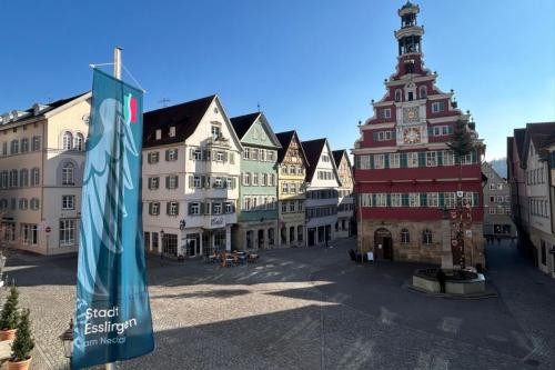 Blick vom Neuen Rathaus in Richtung Altes Rathaus, im Vordergrund eine Flagge der Stadt Esslingen