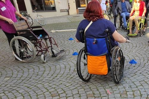 Menschen im Rollstuhl im Workshop Barrierefreiheit