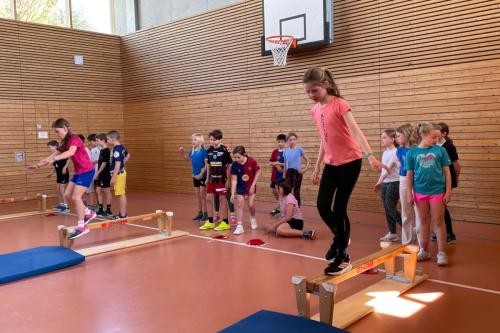 Kinder beim Bewegungsparcours in der Sporthalle
