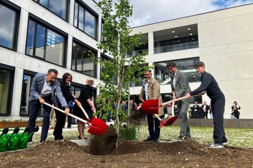 Ehrengäste und Schulleitung pflanzen einen Baum