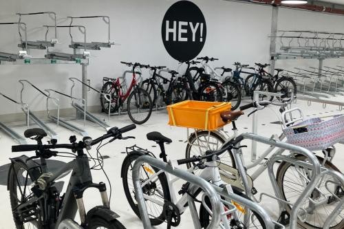 Fahrräder stehen an Bügeln im Parkhaus
