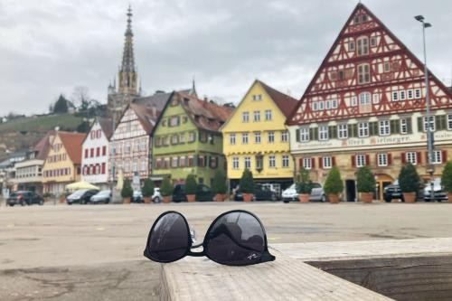 Eine verlorene Sonnenbrille liegt auf den Sitzbänken am Marktplatz, im Hintergrund das Kielmeyerhaus