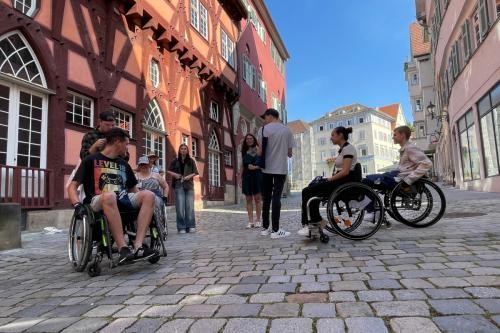 Azubis probieren beim Inklusionstag das Rollstuhl fahren aus