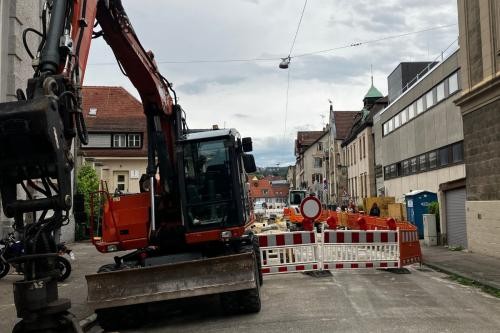 Bagger vor der Baustelle in der Mühlstraße