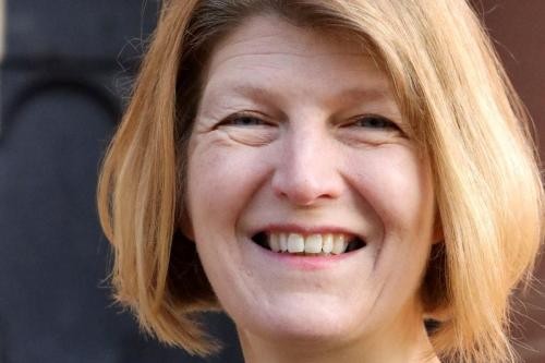Portrait einer Frau mit blondem Bob