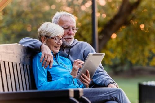 Senioren auf Parkbank mit Tablet