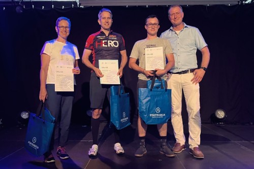 Bürgermeister Hans-Georg Sigel zeichnet die drei siegreichen Teams auf einer Bühne aus