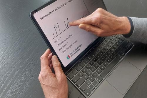 OB Klopfer unterschreibt auf einem Tablet die Beitrittserklärung zur Charta der Vielfalt