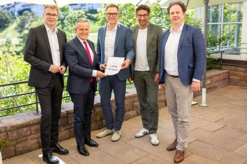 Die Partner der Bundesgartenschau 2043 überreichen die Absichtserklärung
