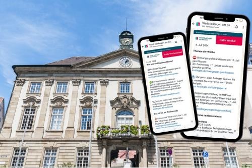 Zwei Handys zeigen den neuen WhatsApp-Kanal, im Hintergrund das neue Rathaus.