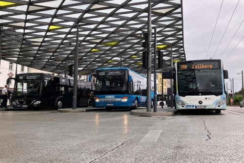 Fahrbahn des ZOB, im Hintergrund drei Busse und das Dach