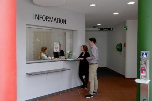 Personen am Infoschalter im Bürgeramt