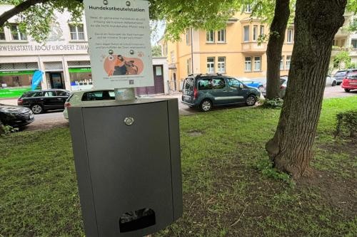 Tütenspender in der Schilleranlage am Grünstreifen