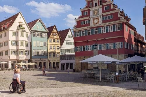 Rollstuhlfahrer auf dem Esslinger Rathausplatz