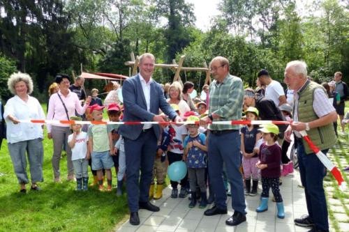 Bürgermeister Hans-Georg Sigel eröffnet den neuen Spielplatz mit dem Durchschneiden des Bandes