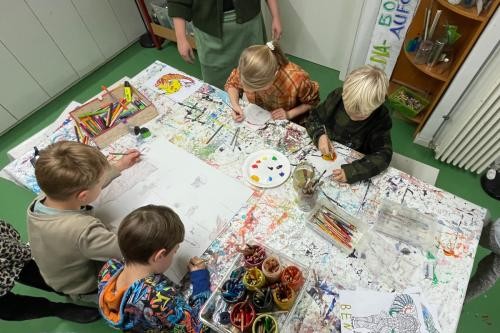 Kinder beim Malen im Kreativraum von Agapedia