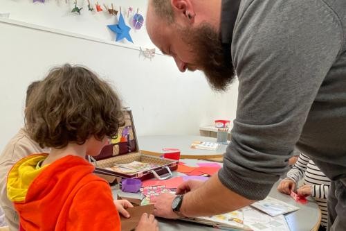 Kinder beim Origami an der Katharinenschule