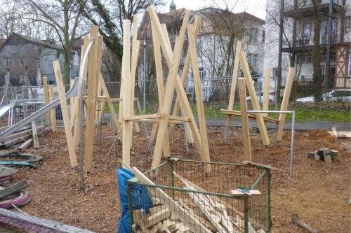 Auf dem Spielplatz Schäfergelände wird aus Holzbalken ein neues Klettergerät gebaut.