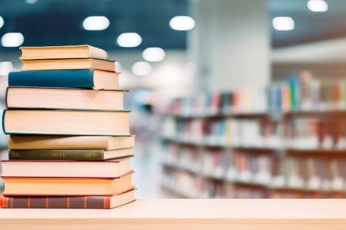Bücherstapel in der Bücherei