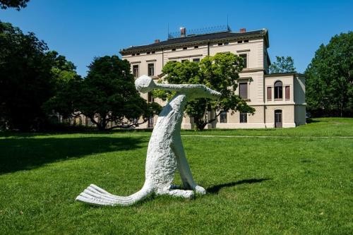 Skulptur im Merkelpark vor der Villa Merkel