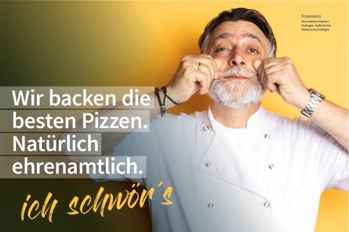 Mann in Kochjacke greift mit beiden Händen an seinen Schnauzbart. Text: Wir backen die besten Pizzen. Natürlich ehrenamtlich. Ich schwör's