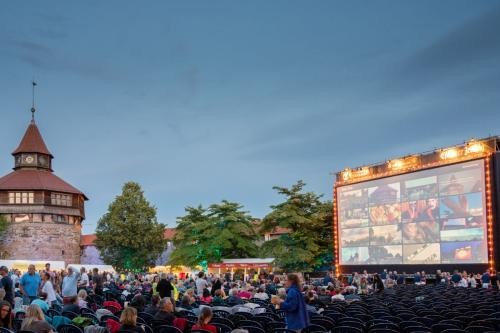 Kino auf der Burg: Rechts eine große Filmleinwand, link der Dicke Turm