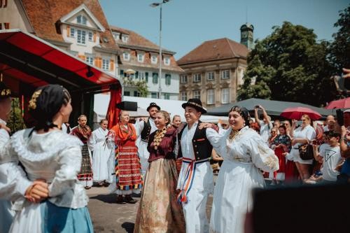Frauen und Männer in Tracht tanzen von Publikum umringt auf dem Esslinger Marktplatz