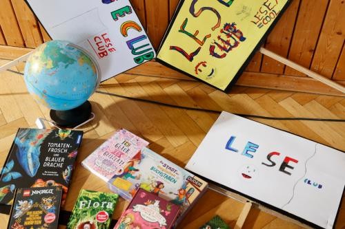 Bücher und Schilder mit der Aufschrift Leseclub