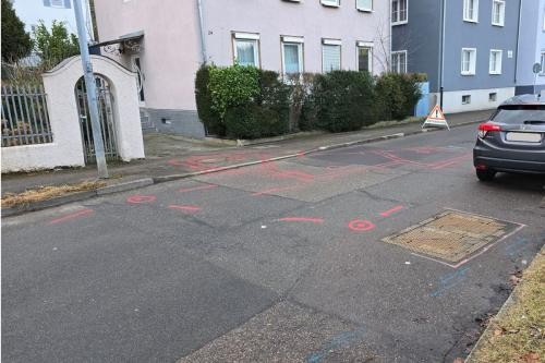 Betroffener Abschnitt der Berkheimer Straße mit Markierungen auf der Fahrbahn