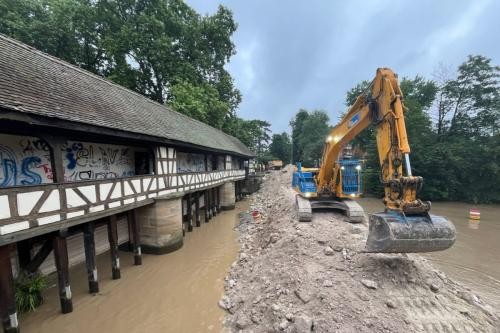 Bagger auf Damm am Wasserhaus.