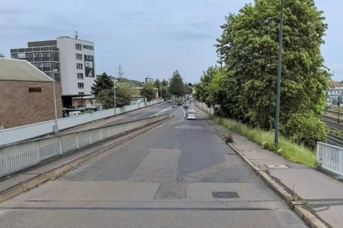 Blick auf die östliche Abfahrtsrampe der Adenauerbrücke in Richtung Ulmer Straße