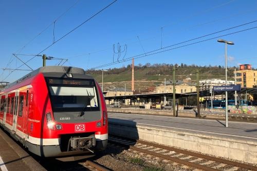S-Bahn hält am Bahnhof Esslingen