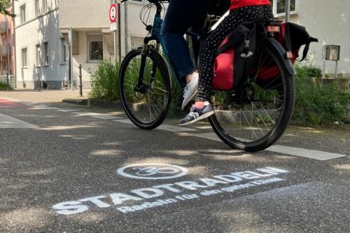 Eine Fahrradfahrerin fährt die Hindenburgstraße entlang